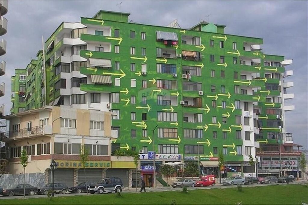 Dyqan 68m per shitje tek Pallati me Shigjeta!