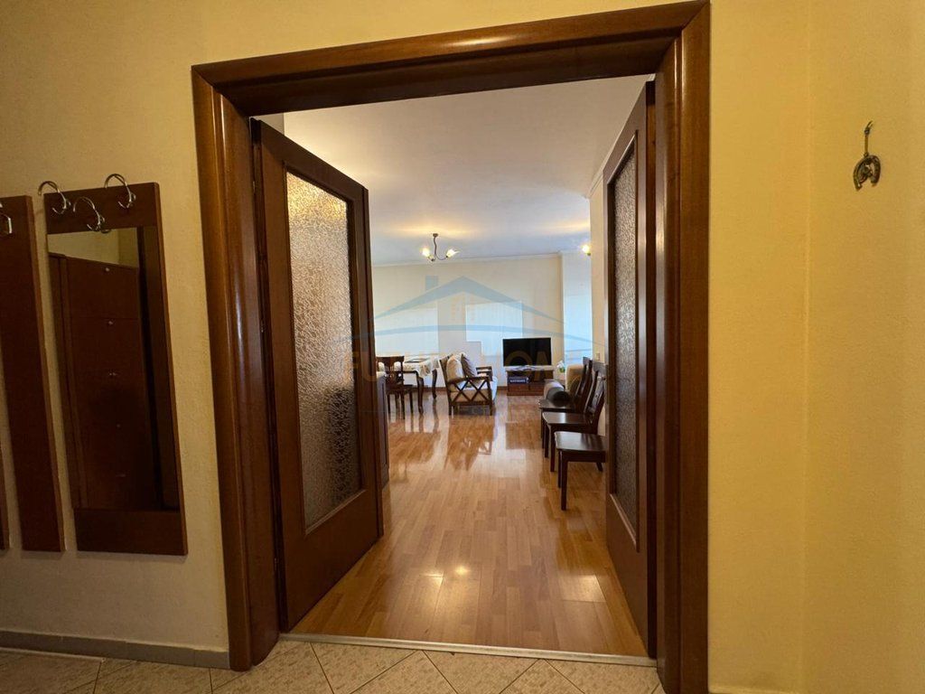 Shitet, Apartament 2+1, Rruga e Barrikadave, Tiranë.