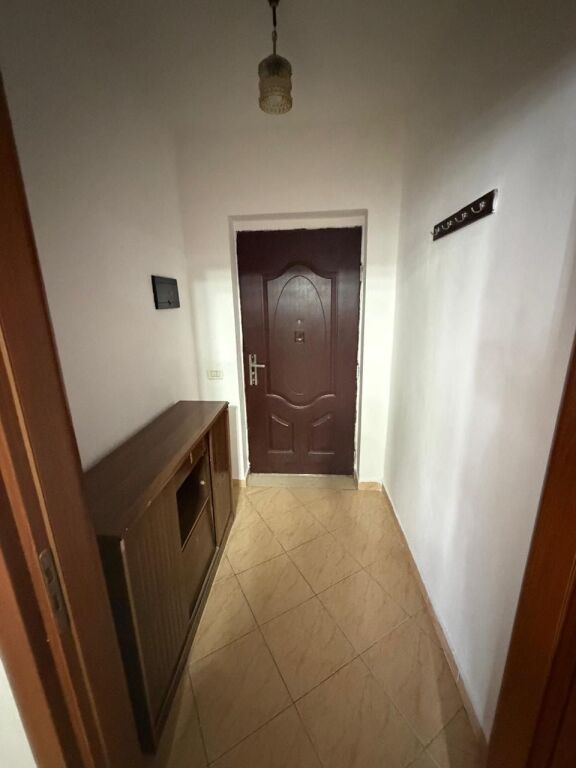 jepet me qera apartament 1+1 i mobiluar tek pallati me shigjeta