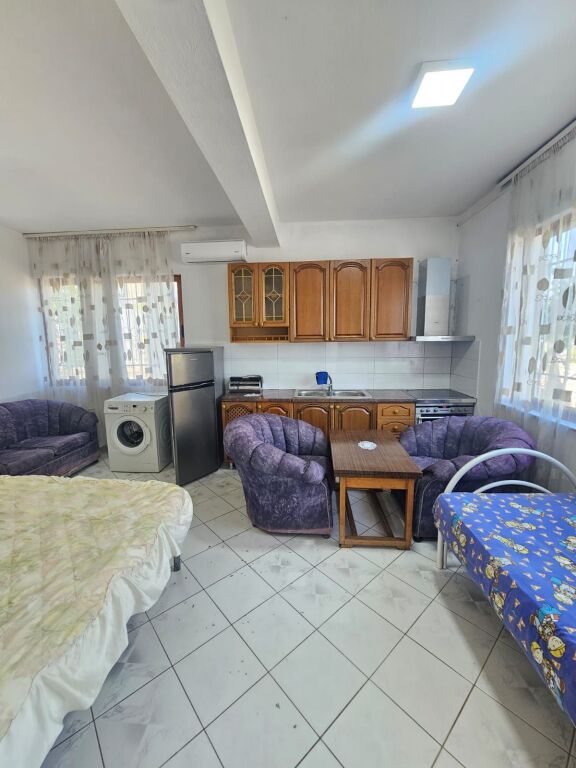 Jepen me qera Garsoniere  prane Oroshit, Kënetë