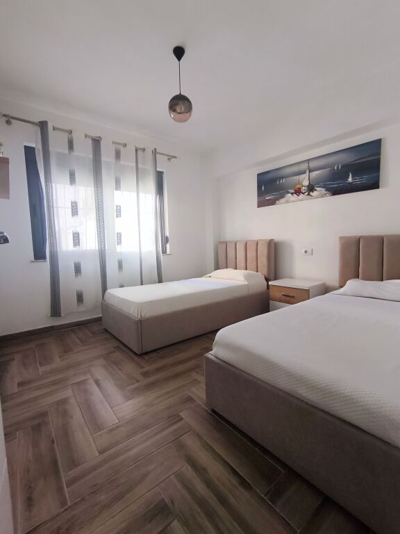 Apartament modern 2+1 i rinovuar plotësisht në qendër të Durrësit