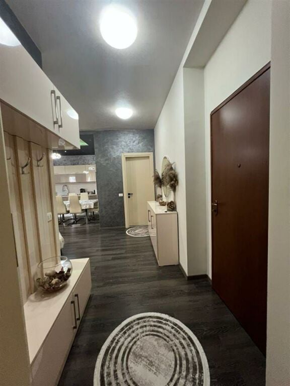 Shitet apartament 2+1+2 tualete ngjitur me kompleksin Delijorgji tek "Coco Bar".