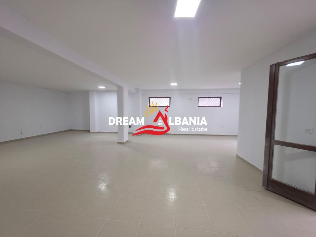 Jepet me qera ambient biznesi tek Kopshti Botanik prane Xhamise (ID 42711164)