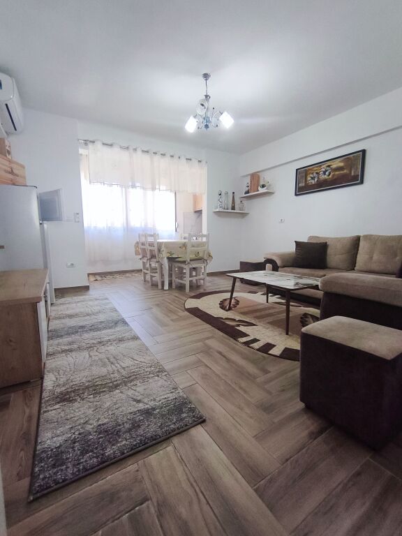 Apartament modern 2+1 i rinovuar plotësisht në qendër të Durrësit