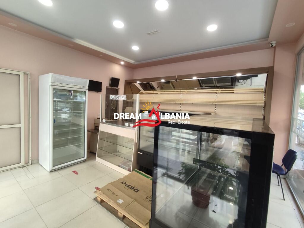 Shitet Dyqan  Duplex bashke me Biznes Furre Buke ne zonen e Laprakes (ID 4171628)