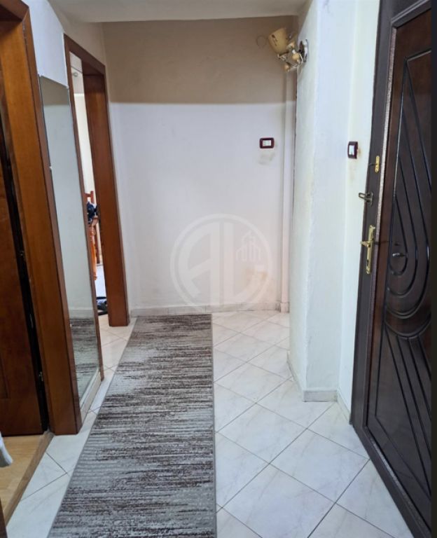 Shitet apartament 1+1 pranë Spitalit Amerikan