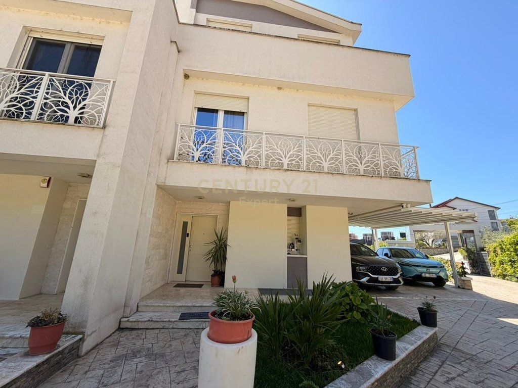 Vilë luksoze me pamje panoramike nga Liqeni i Farkës