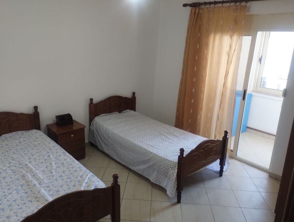 Jepet me qera apartament 2+1+ballkon Rr. Jordan Misja (përballë Harry Fultz)
