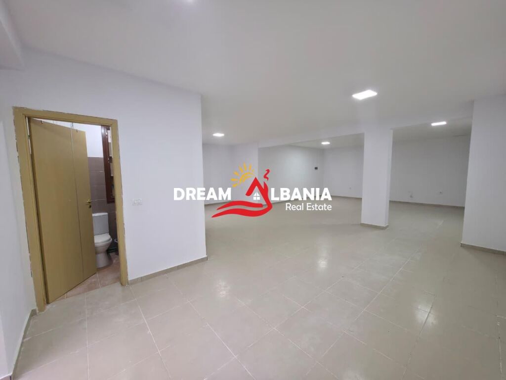 Jepet me qera ambient biznesi tek Kopshti Botanik prane Xhamise (ID 42711164)