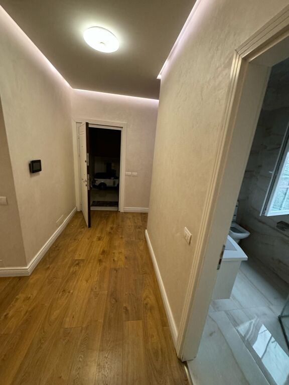 Shitet papafingo, 3+1+2 Poste parkimi, Fresk