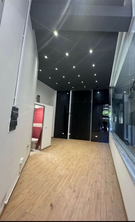 NEGOZIO IN AFFITTO 27M2 VIA BARRICATE 40.000 LEKE FH-71632