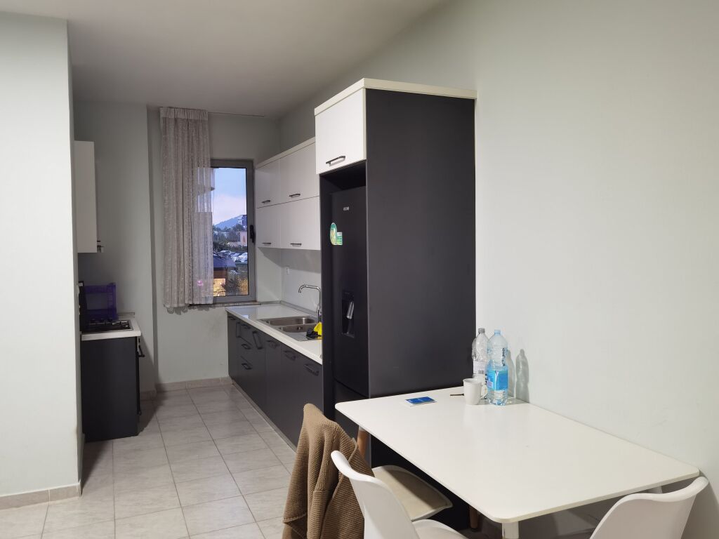 Shitet Apartament 2+1+2 prane bulevardit Migjeni ne Astir