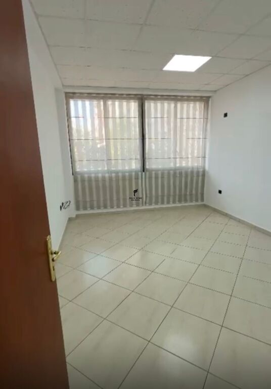 OFFICE FOR RENT 132 M2 LAPRAKE 150,000 LEKE FH-71473