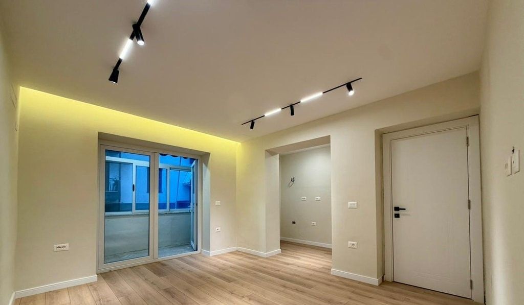 APARTAMENT 1+1 PER SHITJE PRANE PAZARIT TE RI!