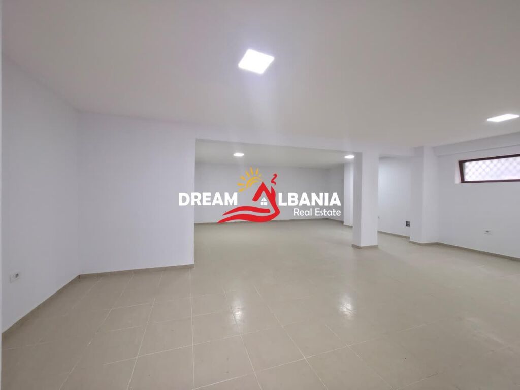 Jepet me qera ambient biznesi tek Kopshti Botanik prane Xhamise (ID 42711164)