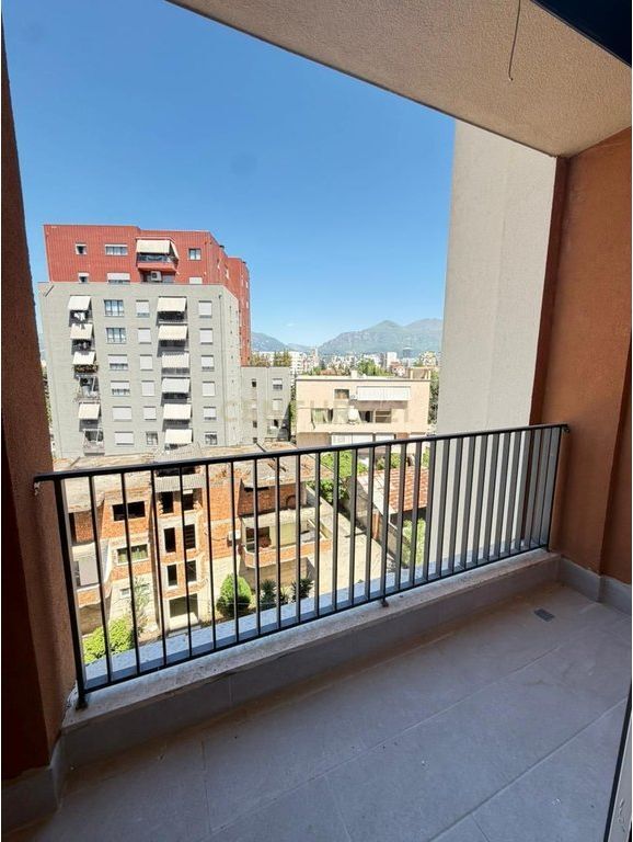 Apartament 2+1+2 në shitje, i pozicionuar në katin e 4-t të një ndërtimi të ri me ashensor