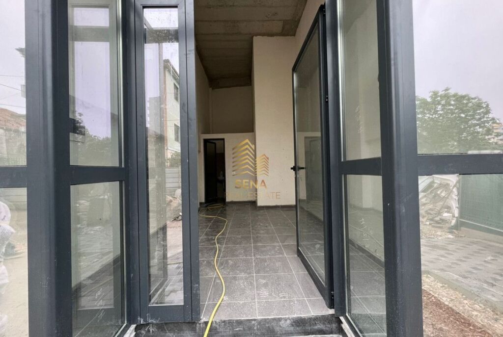 Qira, Ambient Biznesi, prane Pazarit te Ri, 350 Euro/muaj