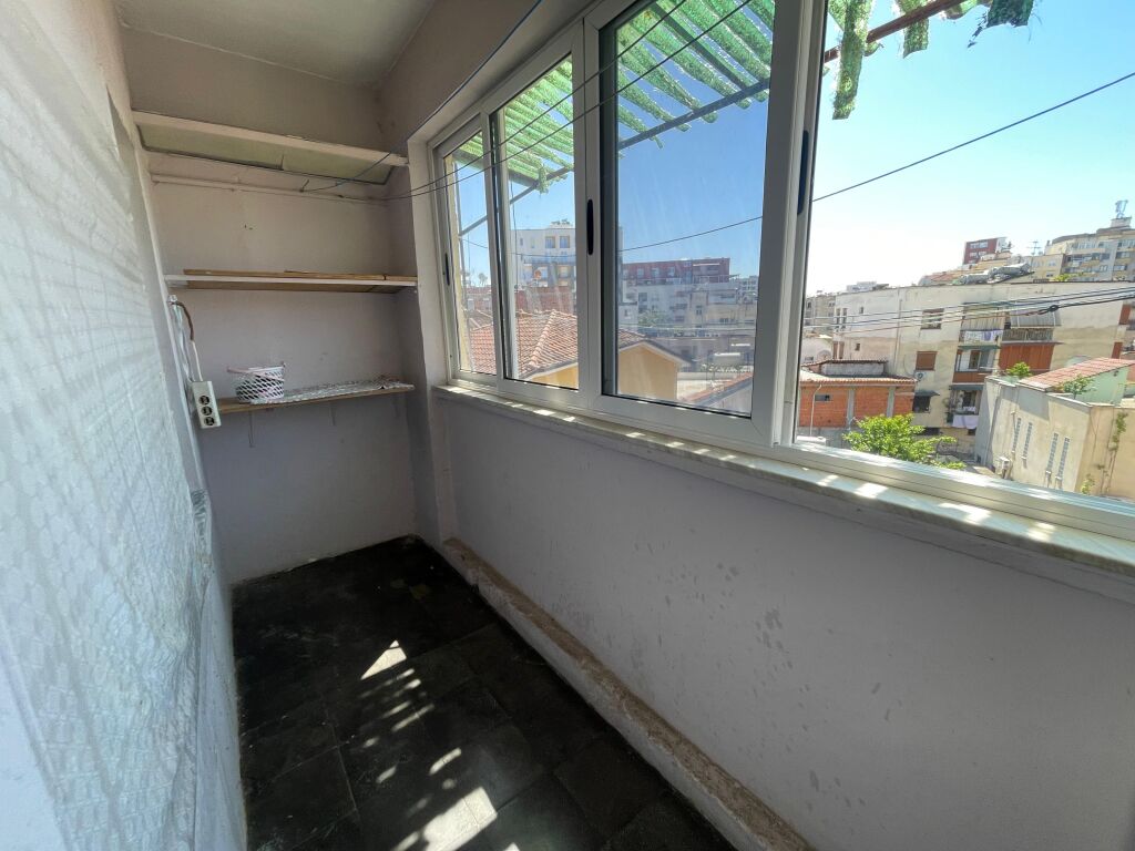 Shitet Apartament 2+1 tek Rruga Ali Demi