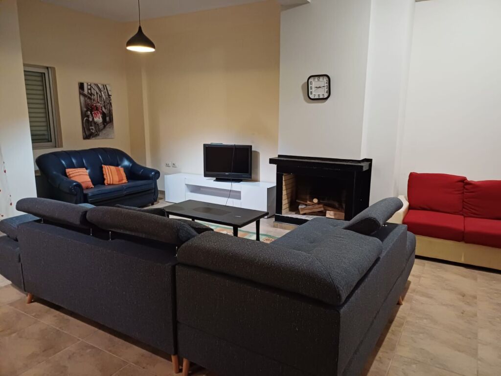 Jepet me qera 3+2 mobiluar liqeni thate + parking 849 eu