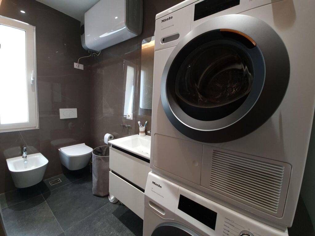 APARTAMENT LUKSOZ PER QERA RRUGA E E KAVAJES