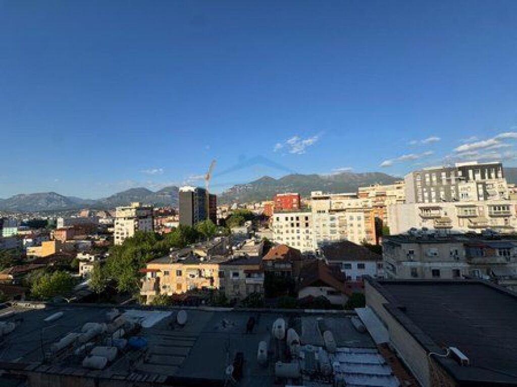 Shitet, Apartament 2+1, Rruga e Barrikadave, Tiranë.