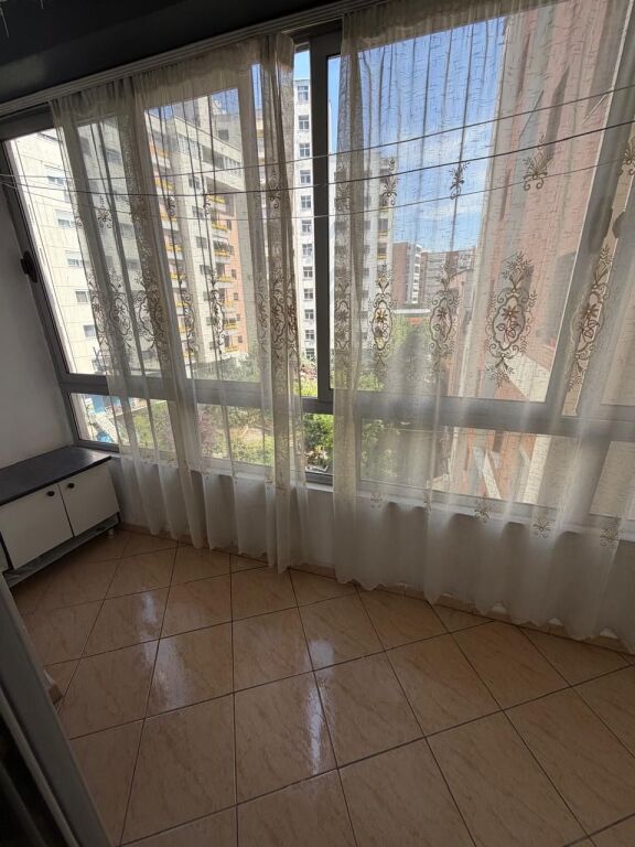 jepet me qera apartament 1+1 i mobiluar tek pallati me shigjeta