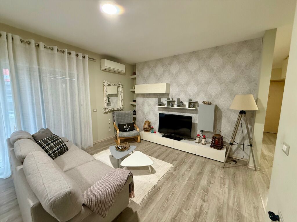 Shitet Apartamenti 2+1 Perballe me qenderen  Kristal  Center  Siper Unazes