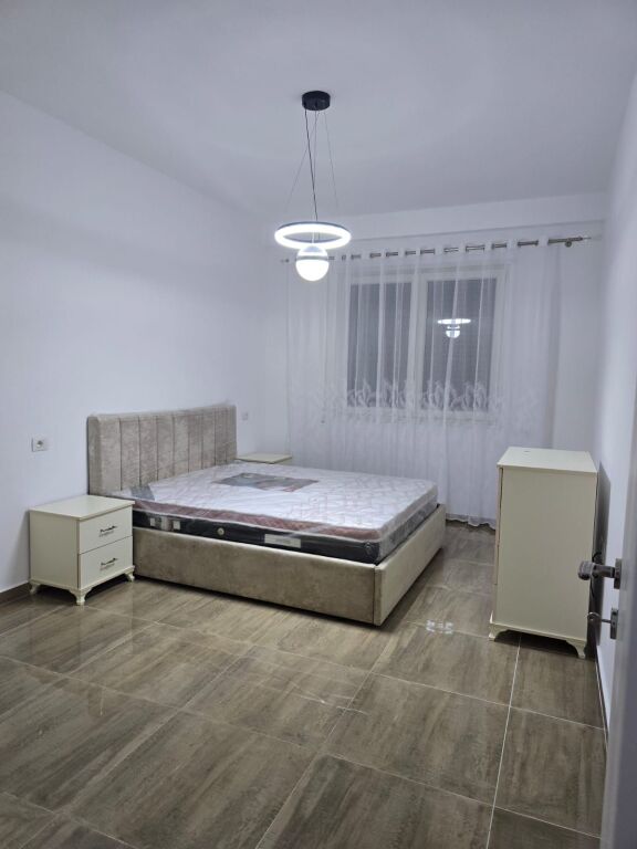 Apartament me Qira 1+1 – Ali Demi, përballë Shkollës "Kushtrimi i Lirisë"