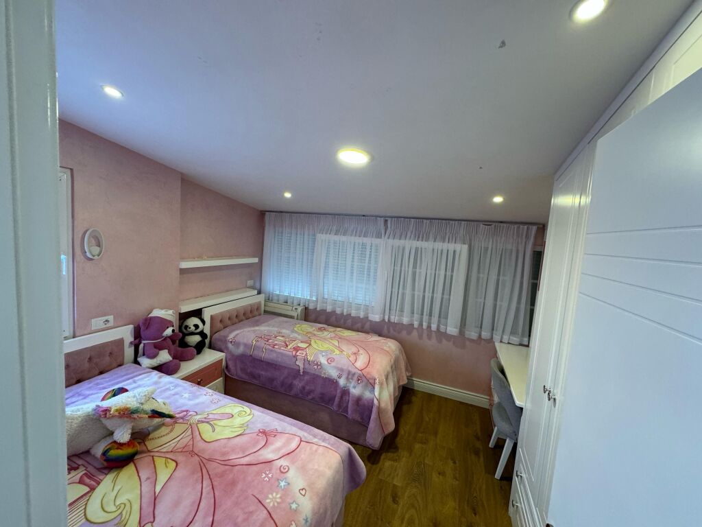 Shitet papafingo, 3+1+2 Poste parkimi, Fresk