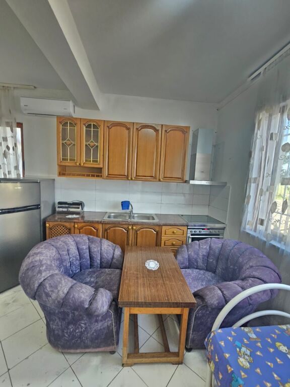 Jepen me qera Garsoniere  prane Oroshit, Kënetë