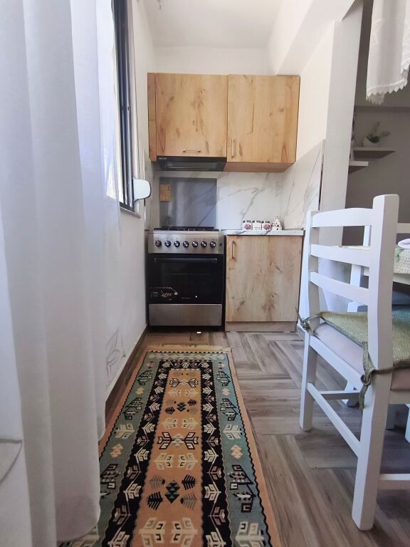 Apartament modern 2+1 i rinovuar plotësisht në qendër të Durrësit