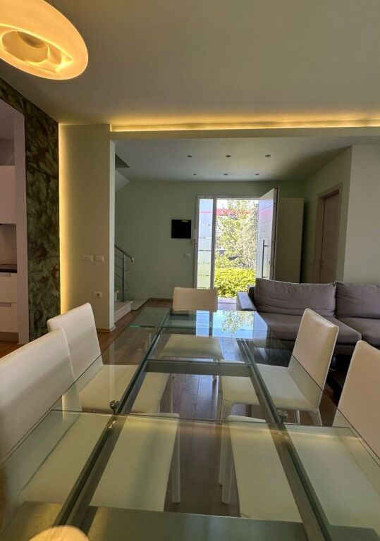 JEPET ME QIRA VILË 4-KATËSHE – White House, TEG