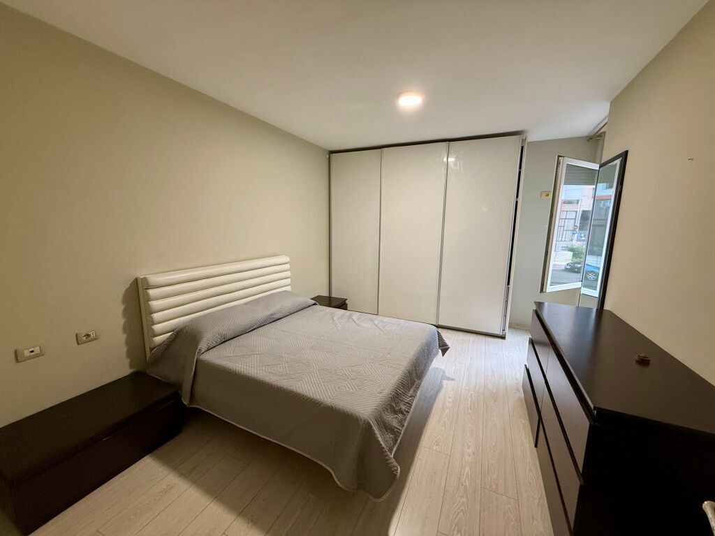 Shitet Apartamenti 2+1 Perballe me qenderen  Kristal  Center  Siper Unazes