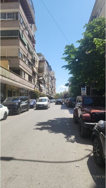 RENTAL SPACE BY THE ROAD NEAR THE BOTANICAL GARDEN, THE LAKE !