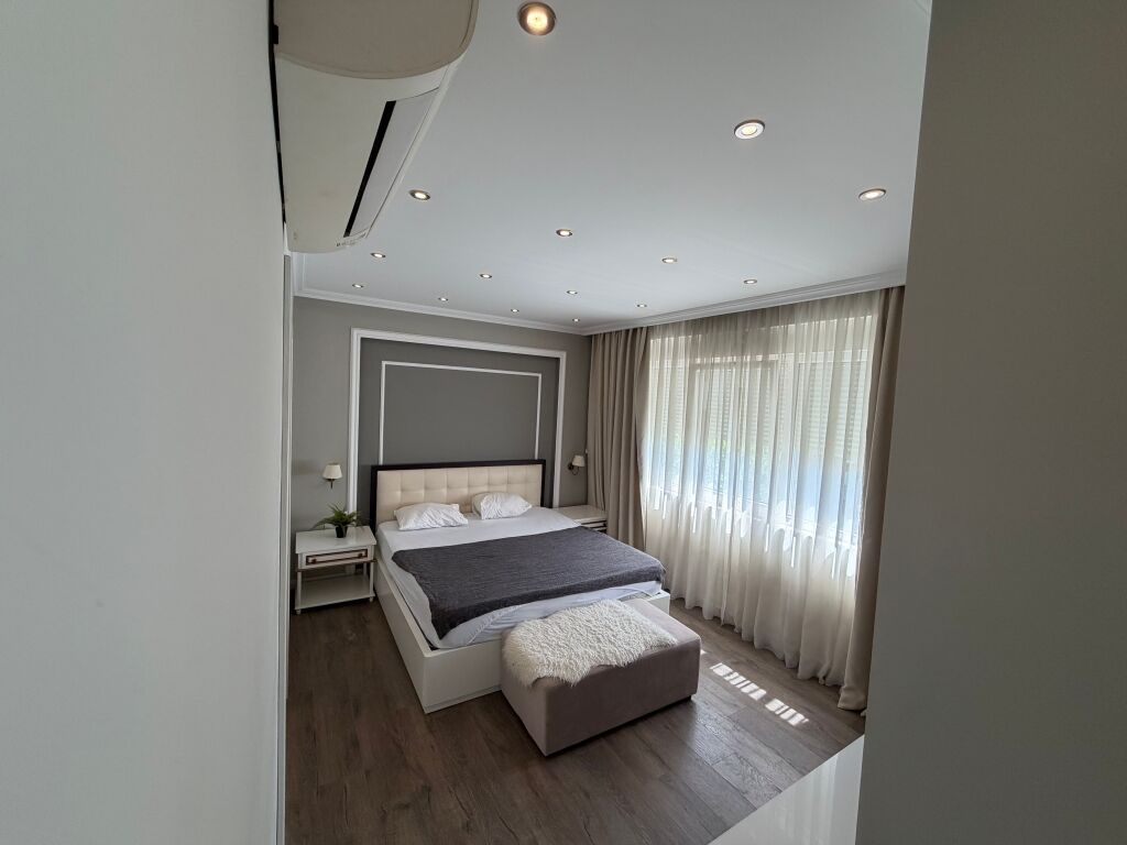 Apartment 2+1+2 + wardrobe for rent, on the 3rd floor, in the FZ Complex near the Dry Lake.  The apartment is furnished in a contemporary style and offers comfortable living conditions.  💰 Price: 1000€/month 🚗 Parking available for an extra fee  For more information or a visit, contact privately.