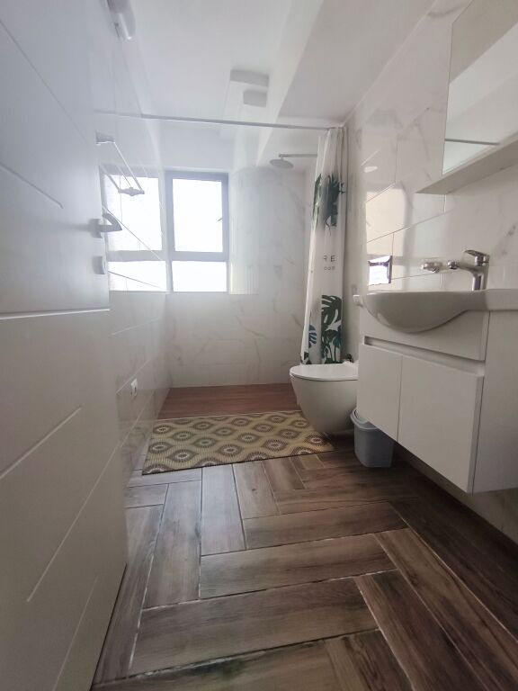 Apartament modern 2+1 i rinovuar plotësisht në qendër të Durrësit