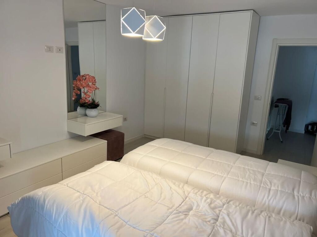Ne kemi apartament me pamje të plotë nga deti për qira afatgjatë Lungomare Vlore