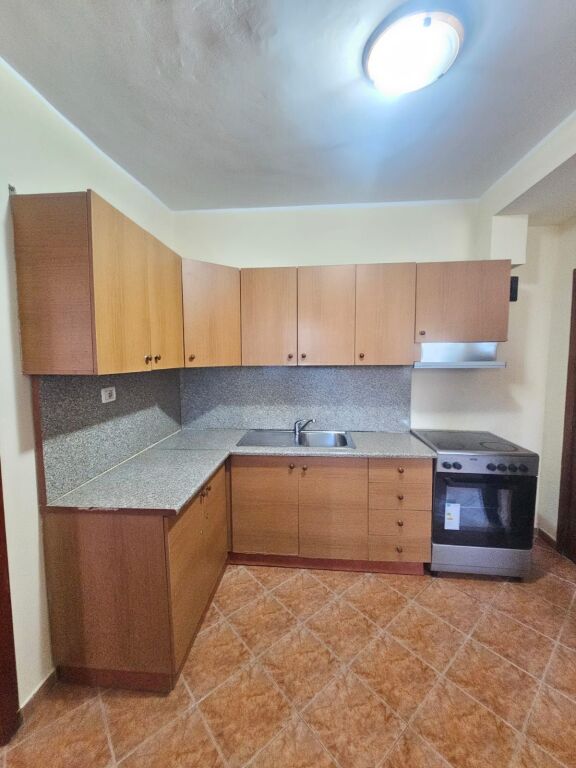 JEPET ME QERA APARTAMENT 1+1 TEK LULISHTJA, STACIONI TRENIT