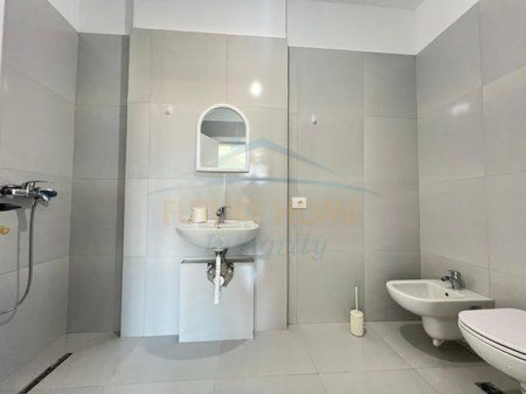 Shitet, Apartament 2+1+2, Rruga 5 Maji, Tiranë.