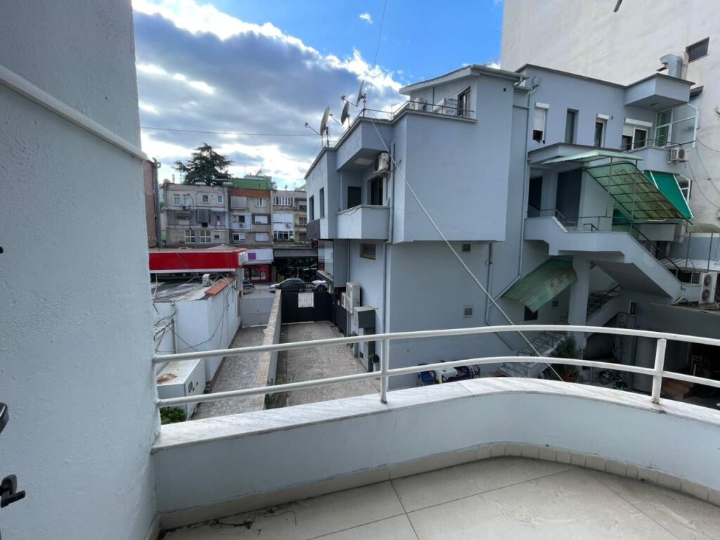 Spazio Ufficio in Affitto a Bllok