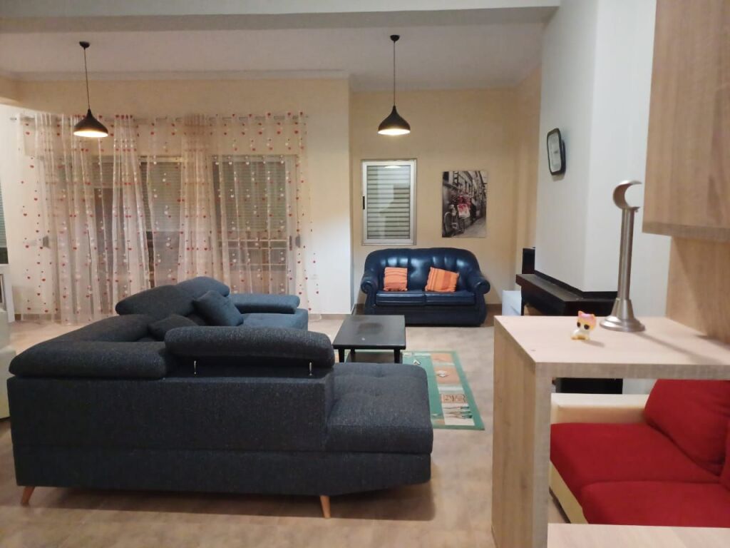 Jepet me qera 3+2 mobiluar liqeni thate + parking 849 eu