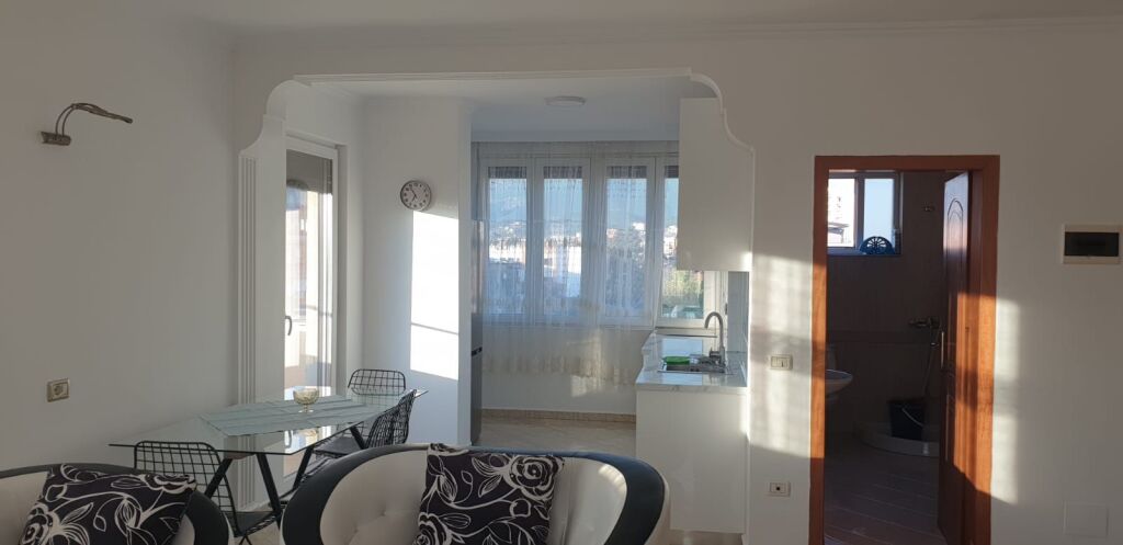 🏢Via Congresso di Manastir, vicino al Liceo Andon Zako Cajupi, affittasi appartamento, 1+1, arredato. 42.000 Lek.  