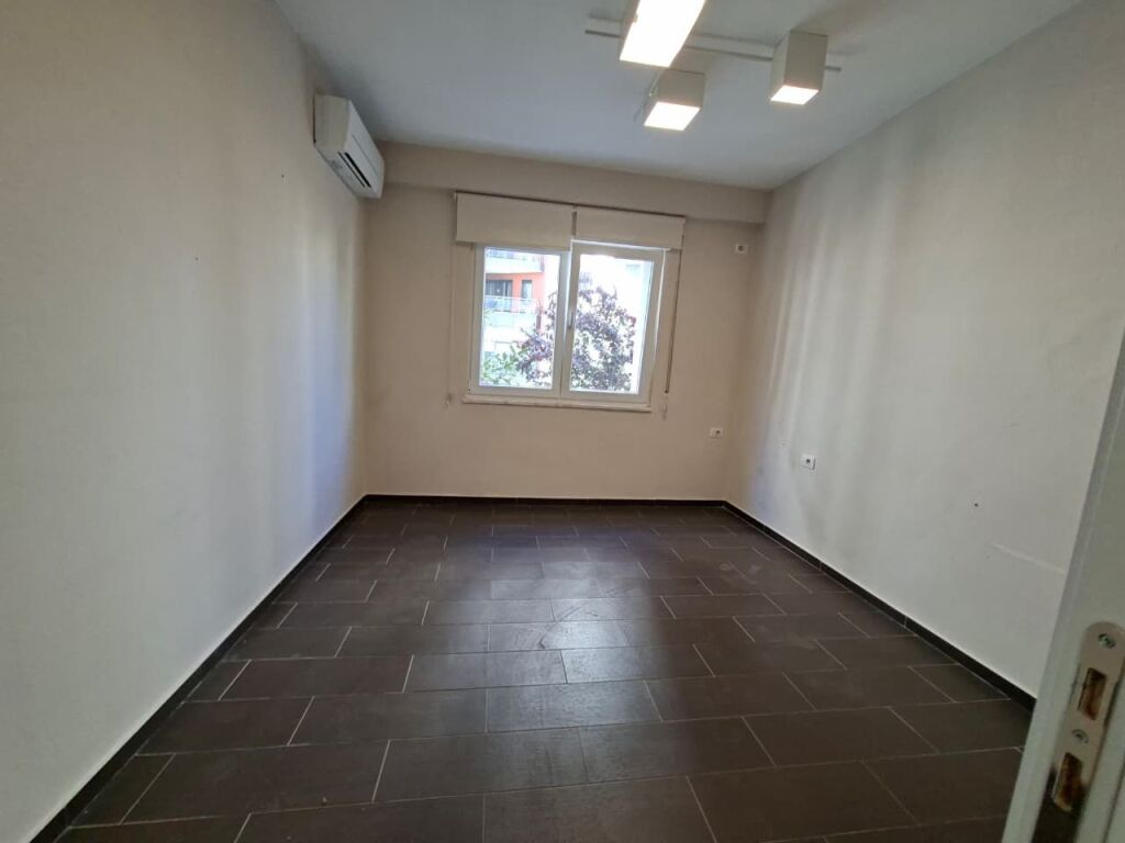 🏠 Commercial Space for Rent 75m² (📍Rr. Kosovarëve / Hotel Dinasty)🔥 Prime location || Ready for your business ✨️ 850€ Net / Month 💶