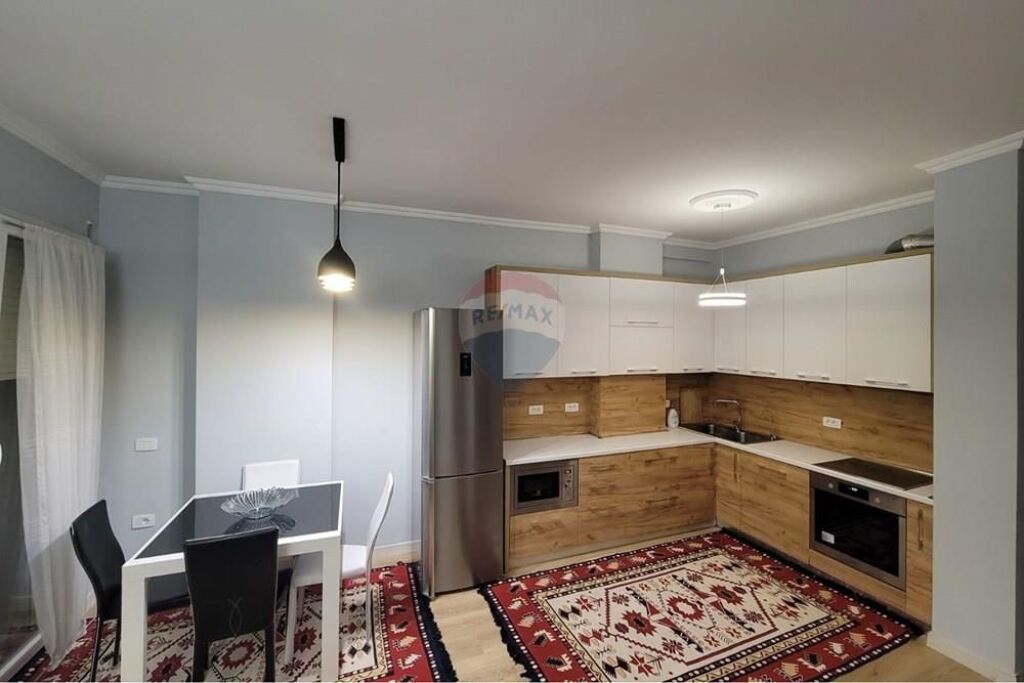 Apartament - Për Qira - Rruga 5 Maji, Tiranë