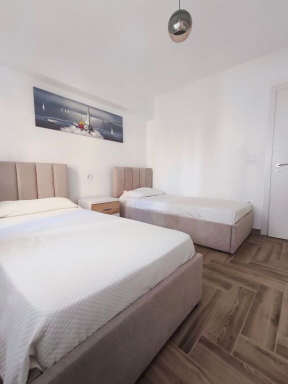 Apartament modern 2+1 i rinovuar plotësisht në qendër të Durrësit