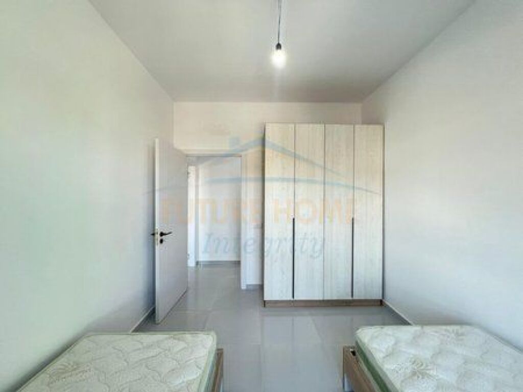 Shitet, Apartament 2+1+2, Rruga 5 Maji, Tiranë.