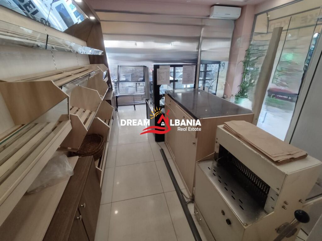 Shitet Dyqan  Duplex bashke me Biznes Furre Buke ne zonen e Laprakes (ID 4171628)