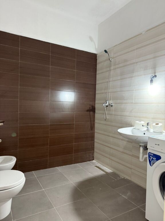 Apartament 1+1 me qira ne Xhamllik!