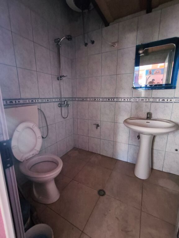 Locale commerciale in affitto in Albania — Durazzo (zona Golem), 65 m², vicino al mare