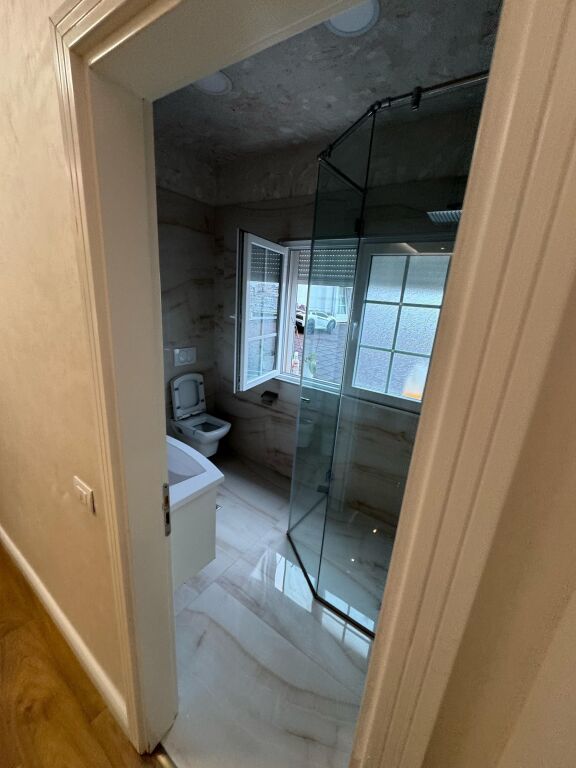 Shitet papafingo, 3+1+2 Poste parkimi, Fresk